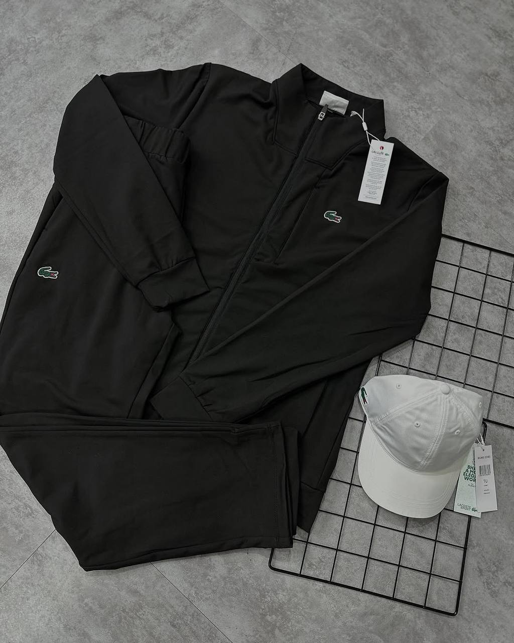 Equipo deportivo Lacoste + gorra